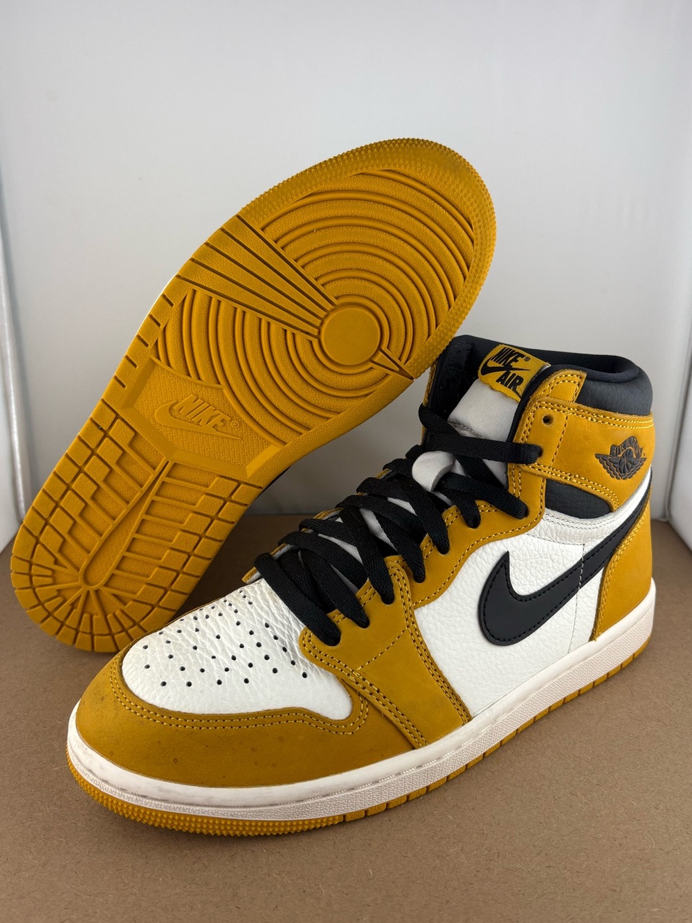 Nike Air Jordan 1 Retro High OG "Yellow Ochre" Leather DZ5485-701 size 8.5 (A6)